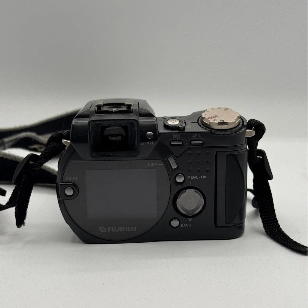 Fujifilm FinePix 6900Z Digital Camera 6x Optical Zoom Super CCD Black W/ Battery